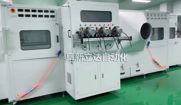 自動(dòng)噴金機(jī)是電容器生產(chǎn)中的關(guān)鍵設(shè)備，規(guī)格有三槍，雙面四槍、六槍、八槍，可按客戶需求定制，阜新立達(dá)自動(dòng)化裝備有限公司