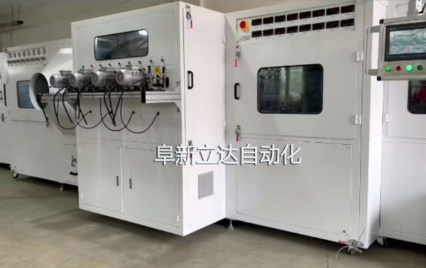PJ-8八槍雙面自動噴金機具有自動除塵、智能雙面、整潔美觀、運行穩(wěn)定的特點，阜新立達(dá)自動化裝備有限公司